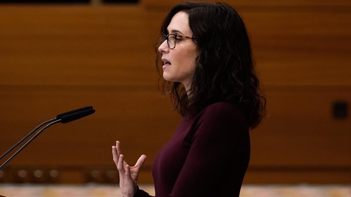 La presidenta madrileña da la cara tras lo ocurrido con el anterior consejero de Educación y, de paso, se decide a apostar, por fin, por más planes en favor de la universidad pública