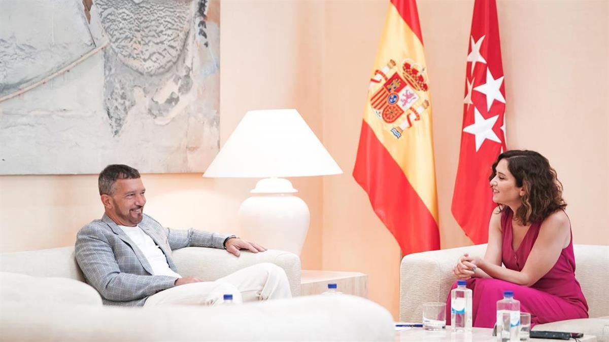 La presidenta habla con Antonio Banderas de proyectos culturales para la región