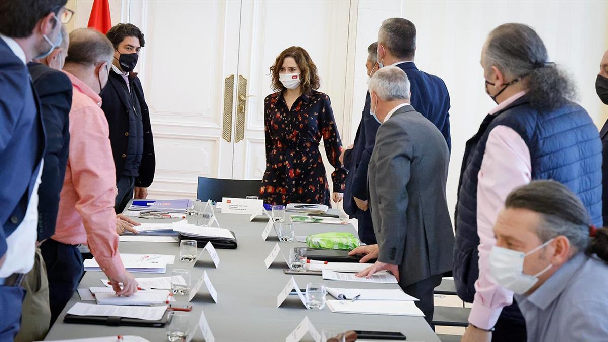 El Gobierno da marcha atrás en la liberalización total y saca la regulación de las VTC de la ley Omnibus