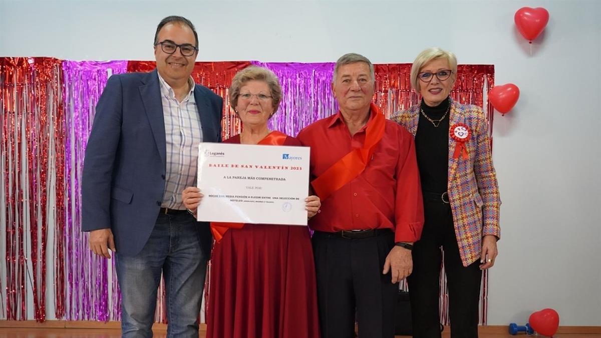 El alcalde, Santiago Llorente, y la concejala de Mayores, Angelines Micó, fueron los encargados de entregar los premios a los vencedores