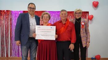 El alcalde, Santiago Llorente, y la concejala de Mayores, Angelines Micó, fueron los encargados de entregar los premios a los vencedores