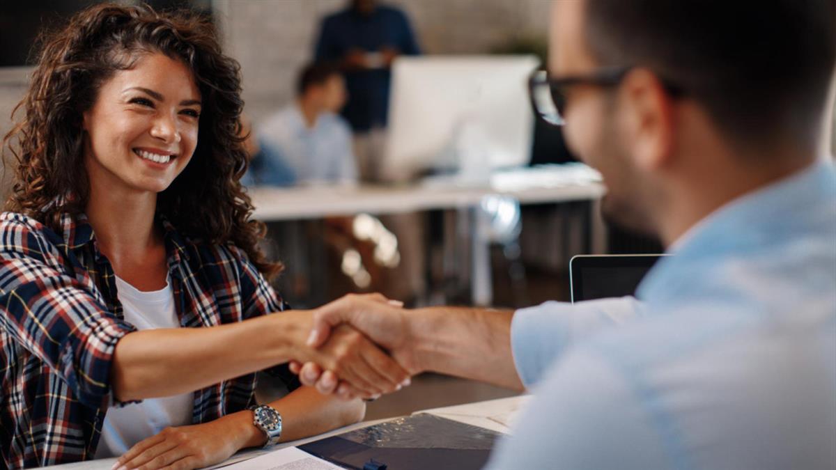 La región reduce el paro cerca de punto y medio más que la media de España