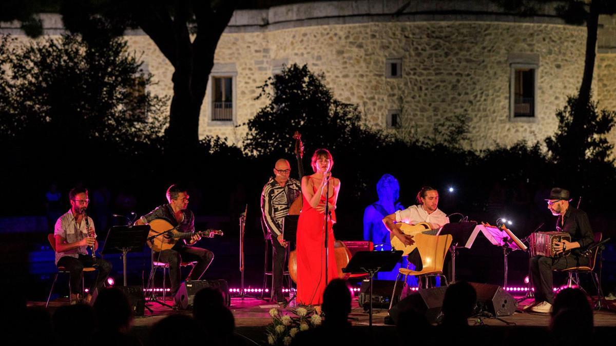 La actuación de María Berasarte ha sido el broche final del ciclo de espectáculos