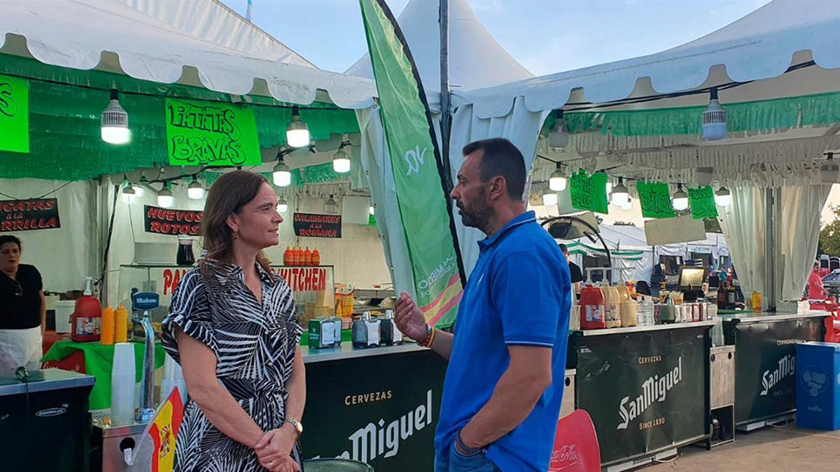 Diputados, senadores y portavoces de la formación se han acercado hasta la carpa del partido en el Recinto Ferial