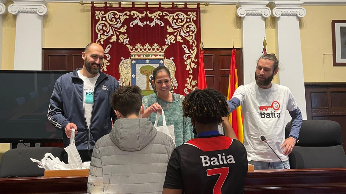 La concejala del distrito, Blanca Pinedo, ha recibido a estos deportistas, campeones en el marcador, en esfuerzo y en valores