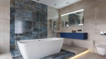 La bañera exenta es la protagonista absoluta en un baño elegante de diseño contemporáneo