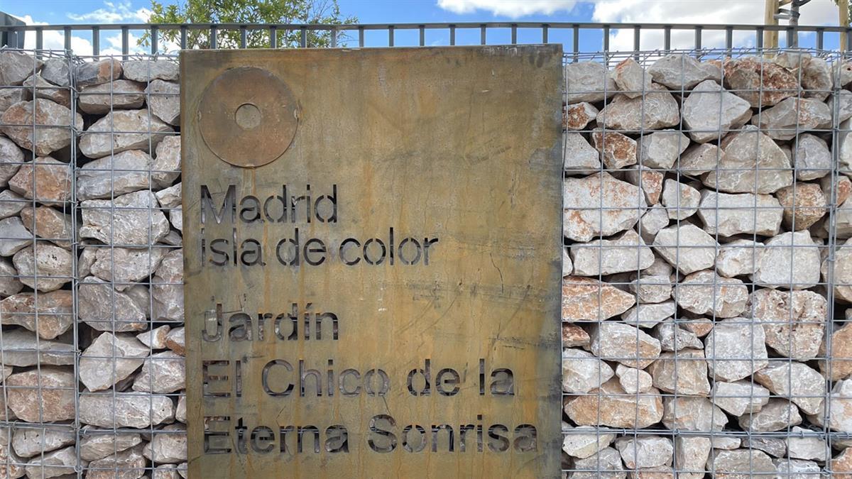 Un espacio renaturalizado frente al colegio Ciudad de Guadalajara que homenajea a Isaac, un alumno de 12 años fallecido mientras jugaba a fútbol 