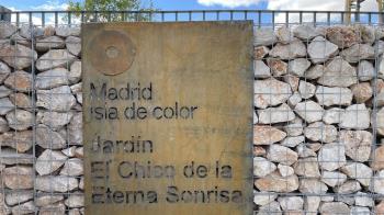 Un espacio renaturalizado frente al colegio Ciudad de Guadalajara que homenajea a Isaac, un alumno de 12 años fallecido mientras jugaba a fútbol 