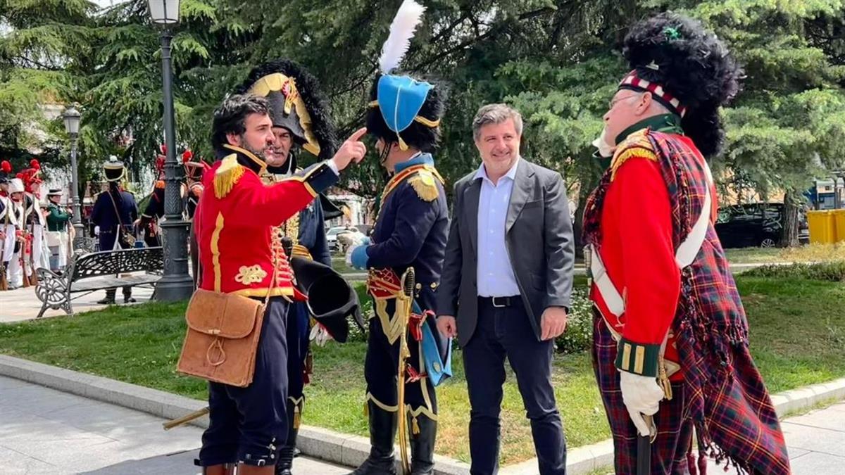 Juan Peña ha asistido a esta recreación, organizada por la asociación histórico-cultural Voluntarios de Madrid 1808-1814 en colaboración con la junta municipal
