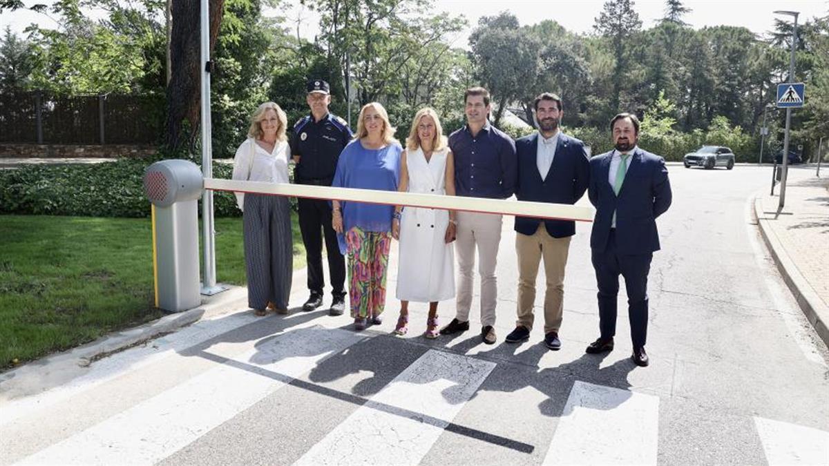 El Ayuntamiento ha autorizado la instalación de dos barreras de seguridad a la entrada y a la salida 
