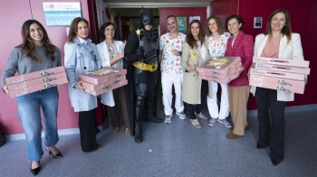 Batman visita a los niños ingresados en el Hospital de Fuenlabrada