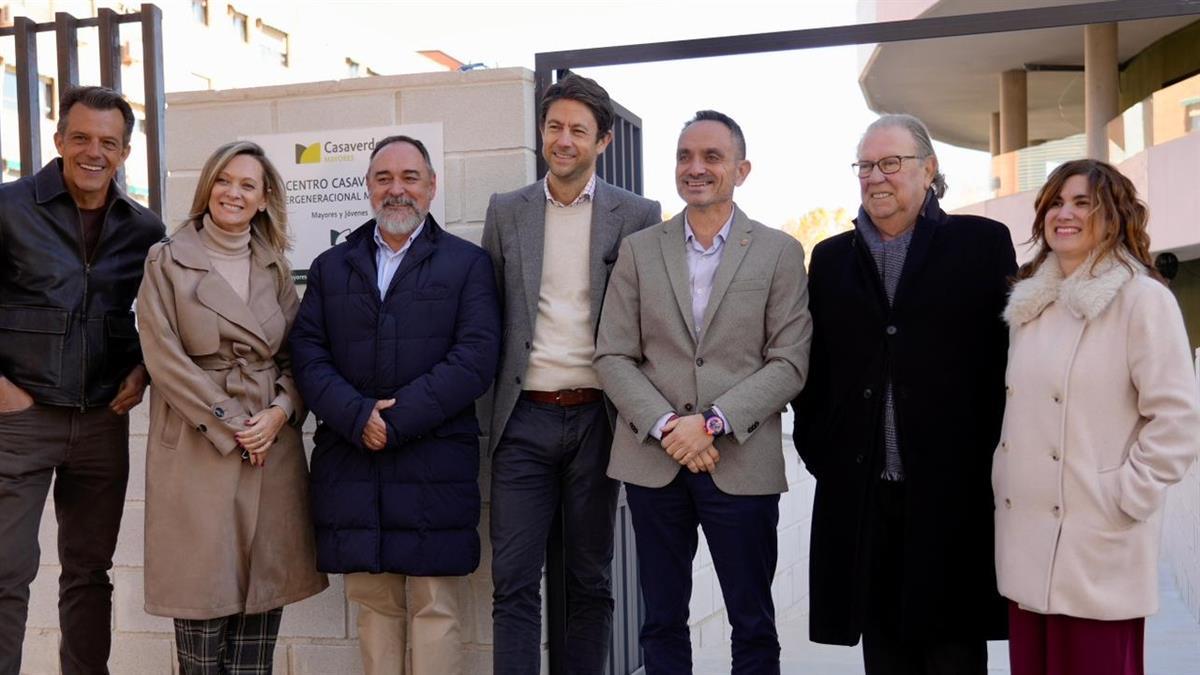 El complejo cuenta con 200 plazas residenciales, un centro de día con 40 plazas y 39 apartamentos intergeneracionales