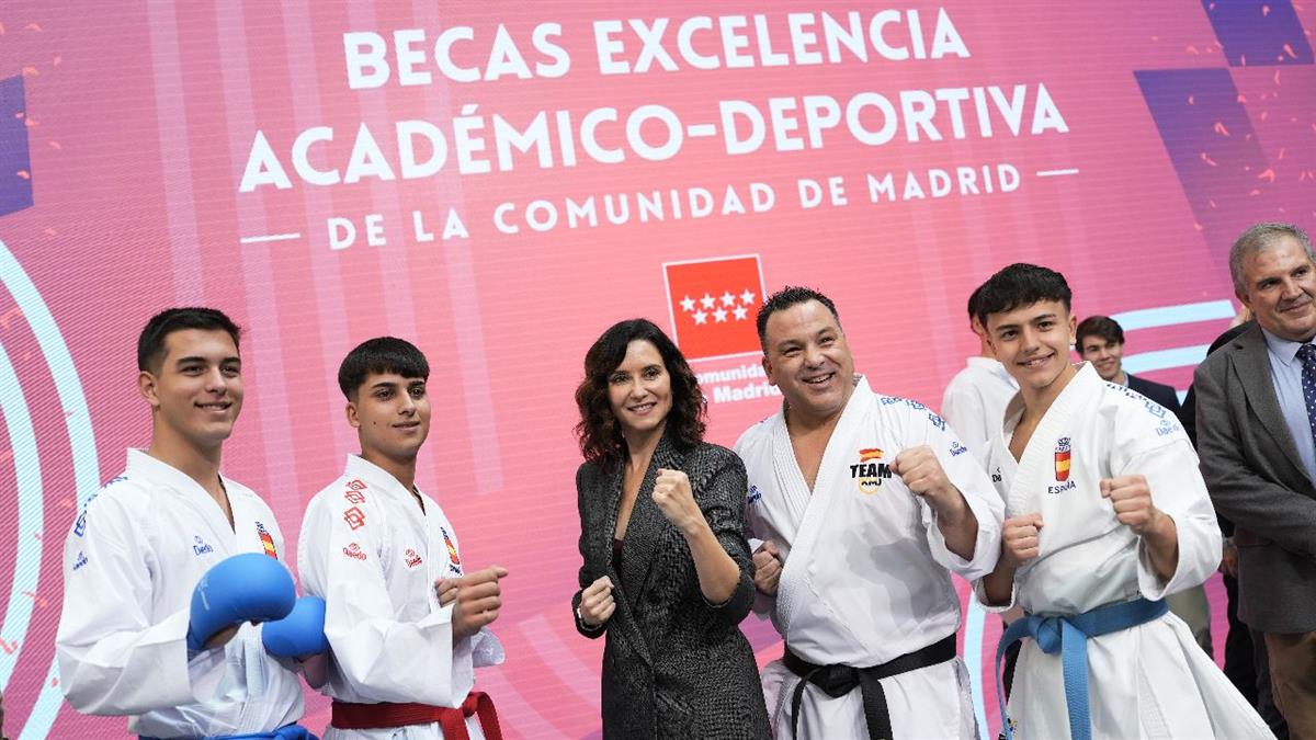 La presidenta Isabel Díaz Ayuso ha entregado ayudas a 84 estudiantes en esta primera convocatoria