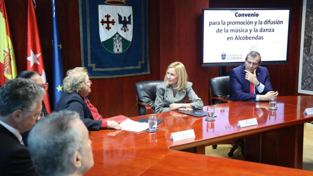 El Ayuntamiento firma un convenio con la asociación de guitarra clásica Ángel G. Piñero
