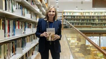 La autora, que fue directora adjunta de la revista ¡Hola!, acumula más de cuatro décadas de trayectoria profesional en la publicación