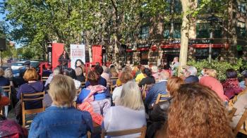 Este reconocimiento público sirve de homenaje a la escritora, fallecida recientemente