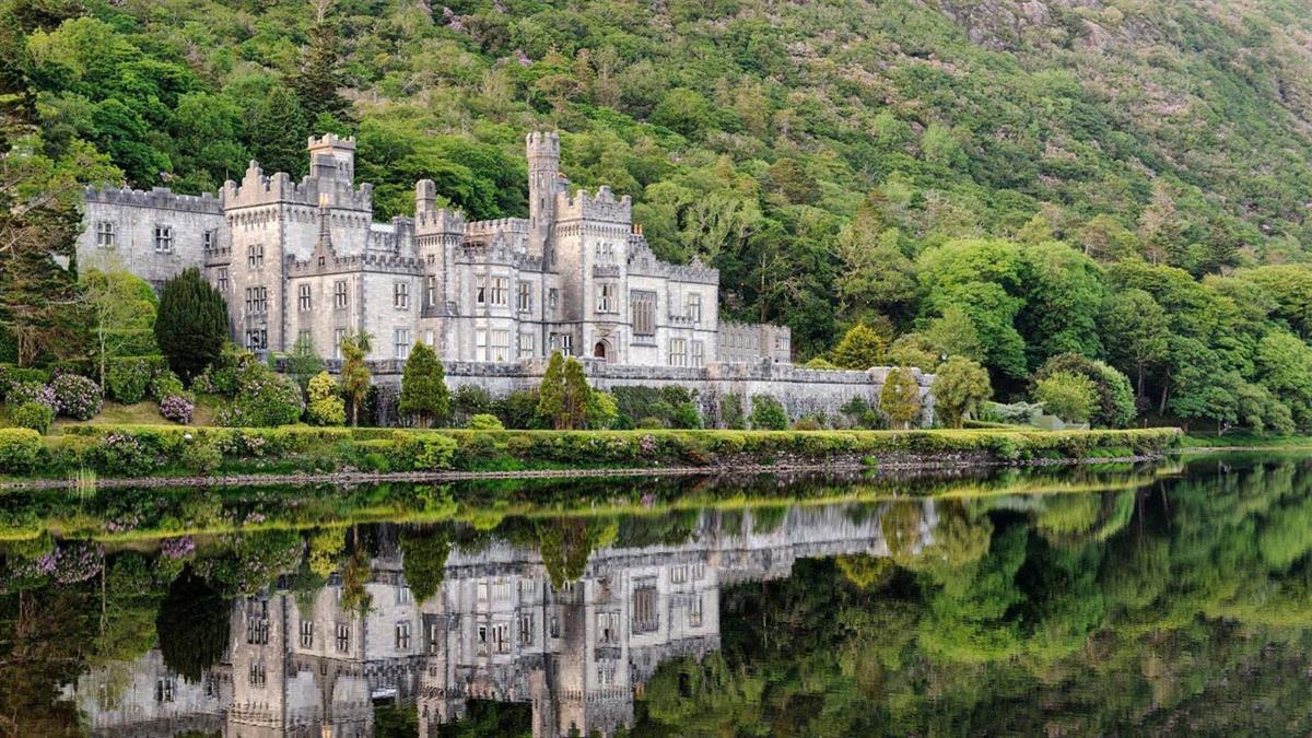 Este castillo del siglo XIX y su jardín victoriano son una de las mayores atracciones turísticas de Irlanda