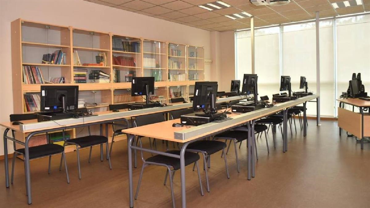 La oferta formativa se estructura en tres grandes áreas: enseñanzas básicas, enseñanzas abiertas y Aula Mentor