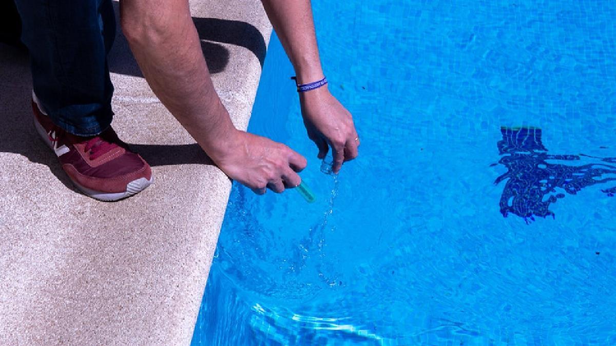 El Ayuntamiento realiza la campaña anual de control sanitario de las piscinas de comunidades de propietarios
