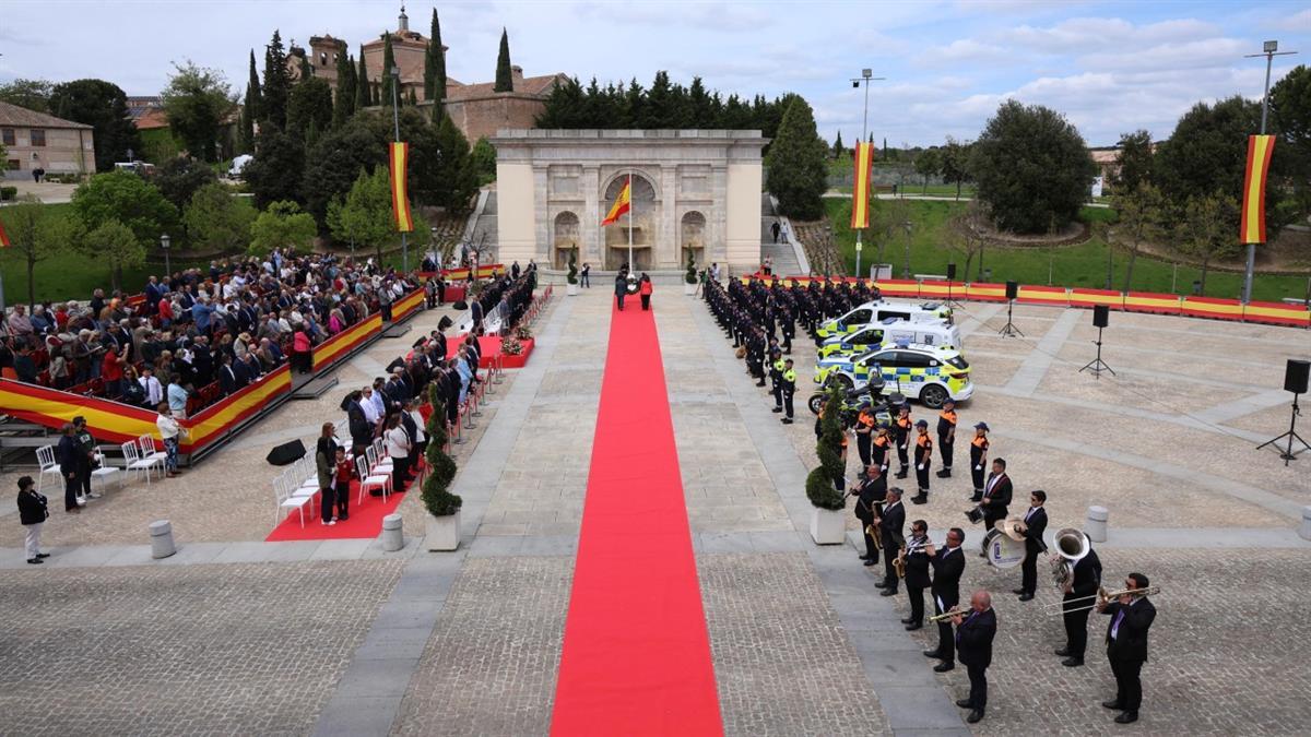 El acto ha estado presidido por el alcalde Javier Úbeda que ha entregado 22 medallas y condecoraciones 