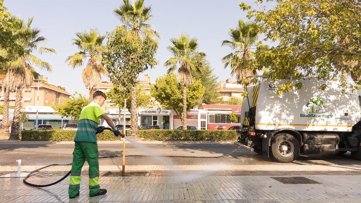 Continúan las limpiezas especiales de verano en la avenida Infante D. Luis
