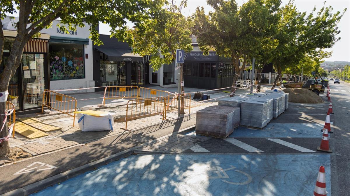 Renovación del acerado en Siglo XXI, entre la avenida Condesa de Chinchón y Miguel de Unamuno