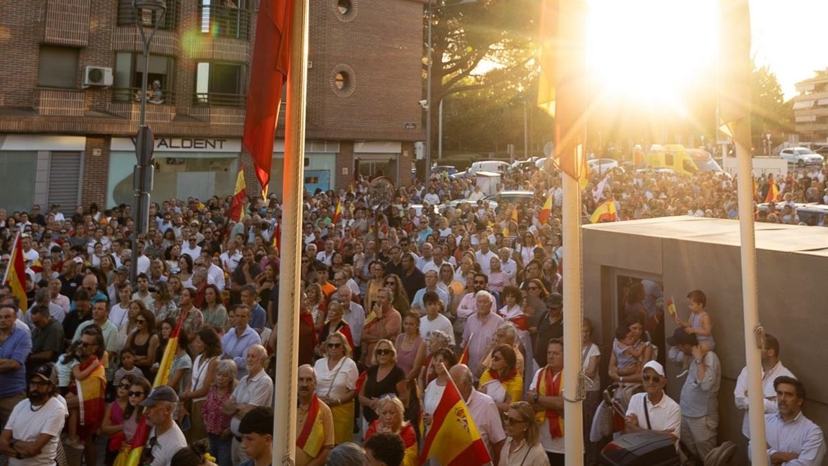 Casi 4.000 vecinos de Boadilla muestran su apoyo a Ceuta en un multitudinario acto celebrado en el municipio
