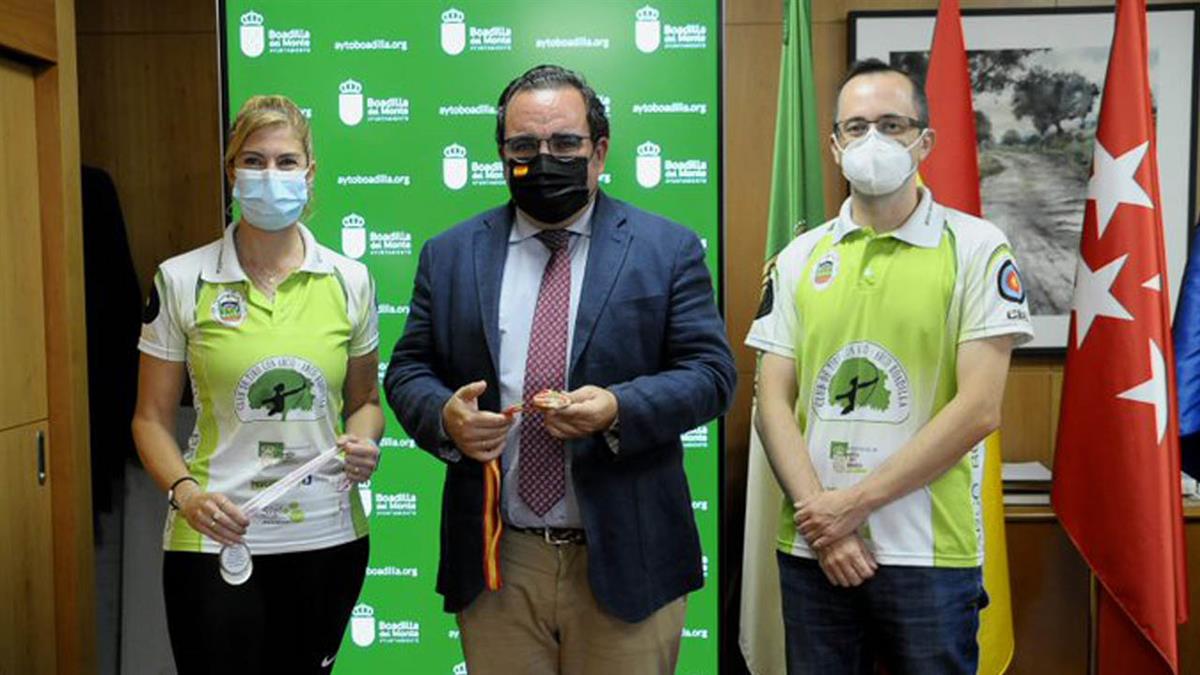 A través del Twitter del Ayuntamiento de Boadilla del Monte, el alcalde Javier Ubeda, felicita a la deportista del municipio a través de una foto