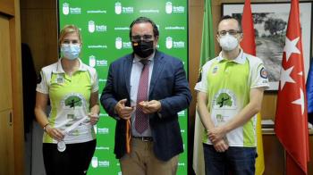 A través del Twitter del Ayuntamiento de Boadilla del Monte, el alcalde Javier Ubeda, felicita a la deportista del municipio a través de una foto