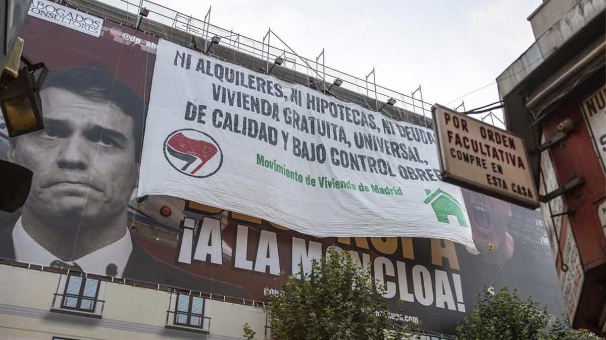 Activistas antidesahucios boicotean la lona de Desokupa