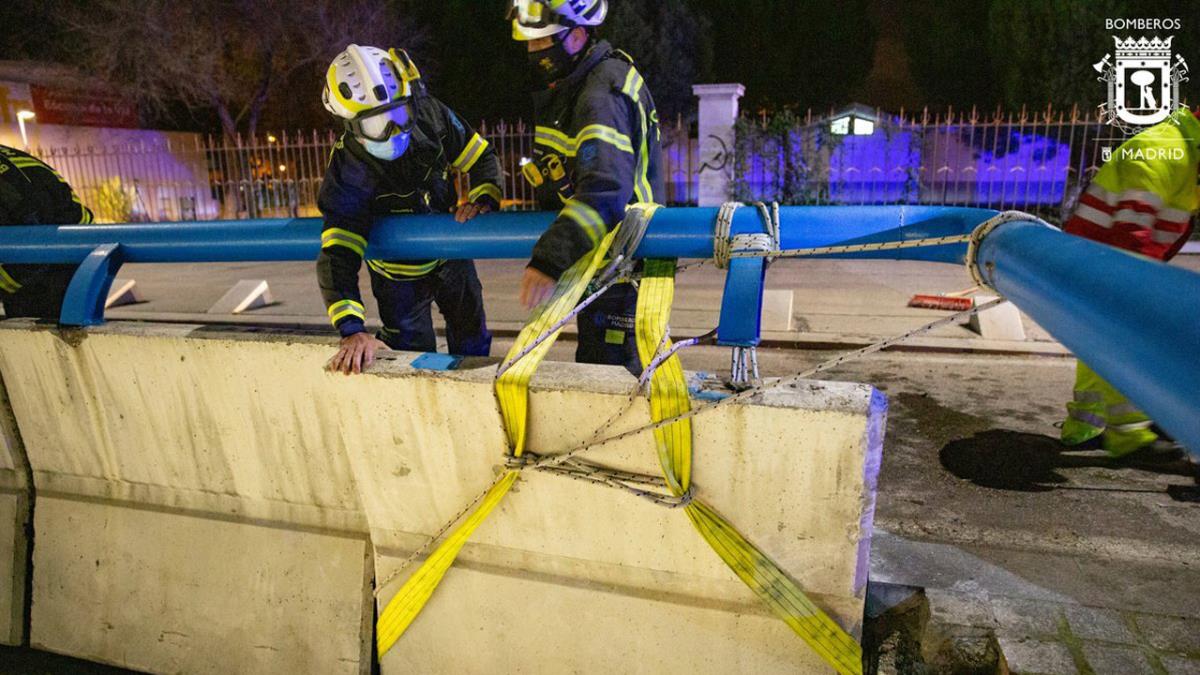 Los bomberos de Madrid tuvieron que actuar en el túnel de la A-5 para estabilizar un bloque de hormigón afectado por un accidente