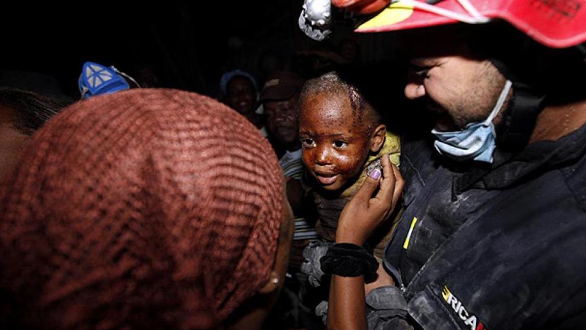 Agentes del Cuerpo de Bomberos han viajado al país para ayudar tras el terremoto