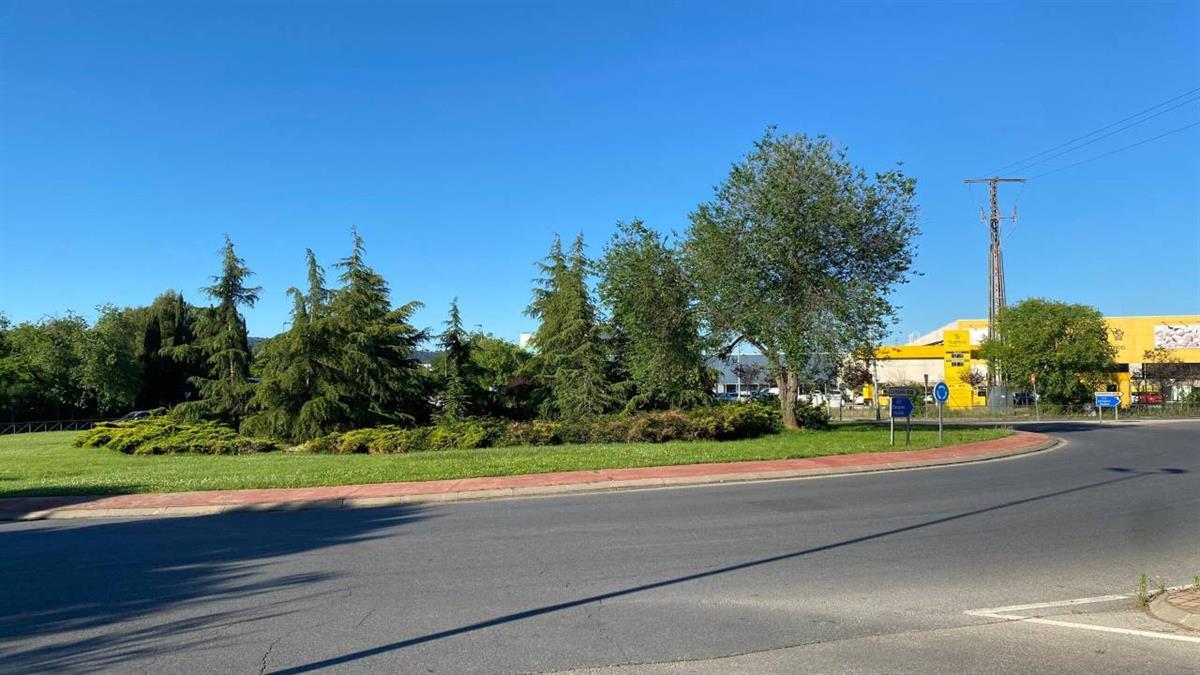 Les dedica la glorieta ubicada entre la Avenida de Ajalvir y la Avenida de Europa