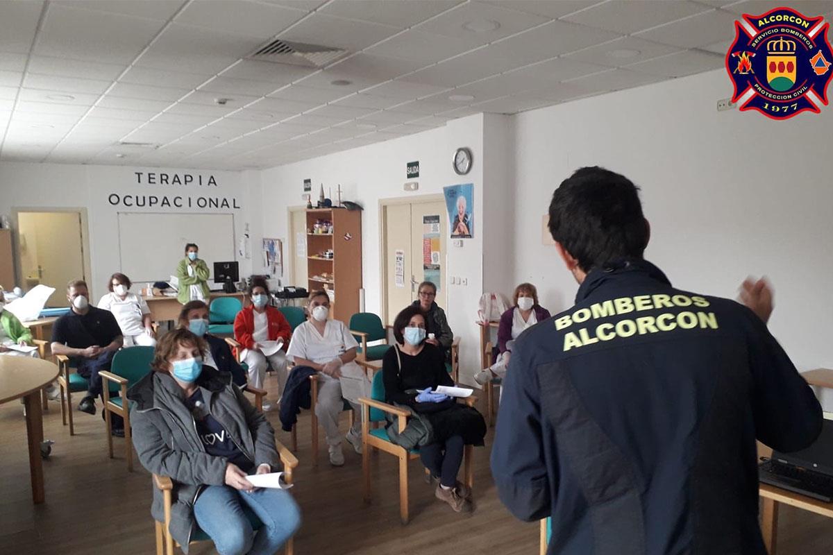 Grupos de voluntarios de Bomberos de Alcorcón desinfectan residencias y dan formación a los trabajadores