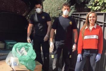 Empresas y particulares que crean material se ponen en contacto con los bomberos para que se encarguen de la distribución