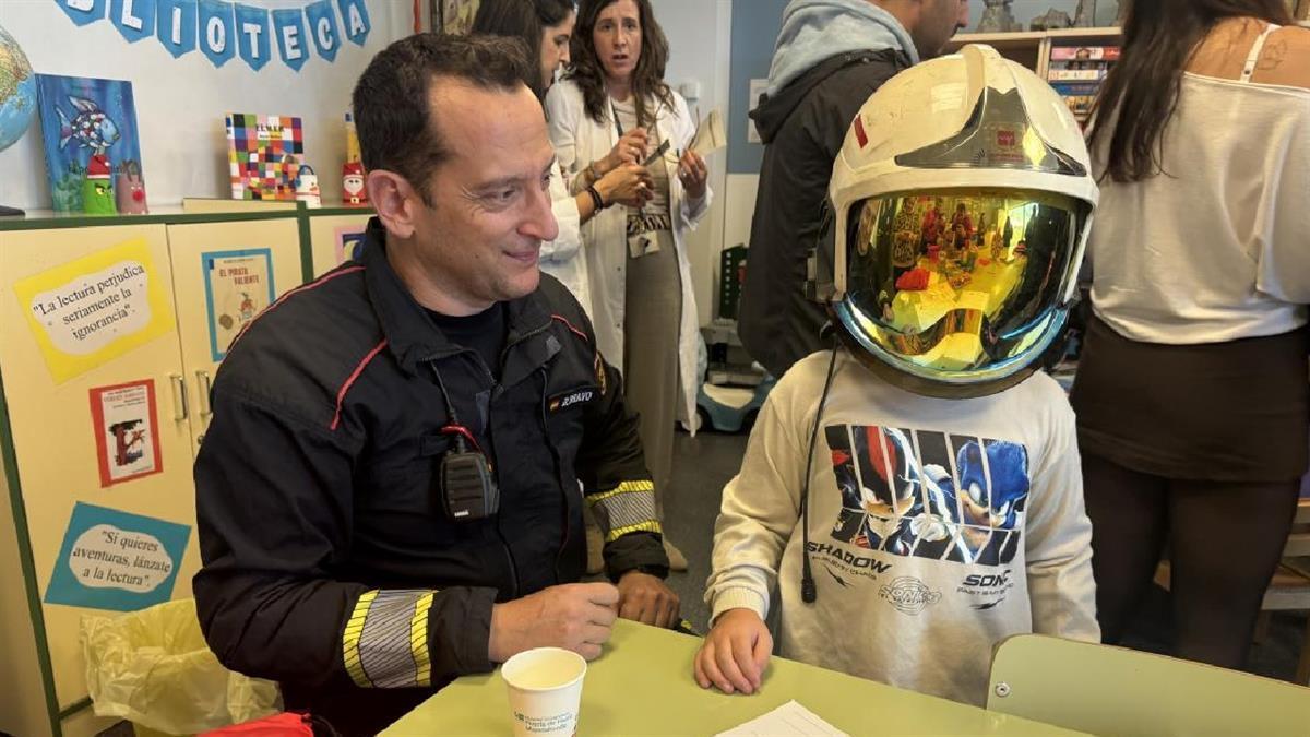 Los bomberos de la Comunidad de Madrid visitan un año más a los niños ingresados en hospitales públicos de la región
