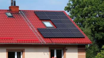 Los vecinos que decidan instalar placas fotovoltaicas en su vivienda, podrá solicitar una bonificación ofrecida por el Ayuntamiento