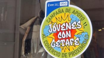 El Ayuntamiento concede un bono de 50 euros para quienes cumplieron 18 años en 2025, con el objetivo de impulsar el consumo de proximidad y dinamizar la economía local