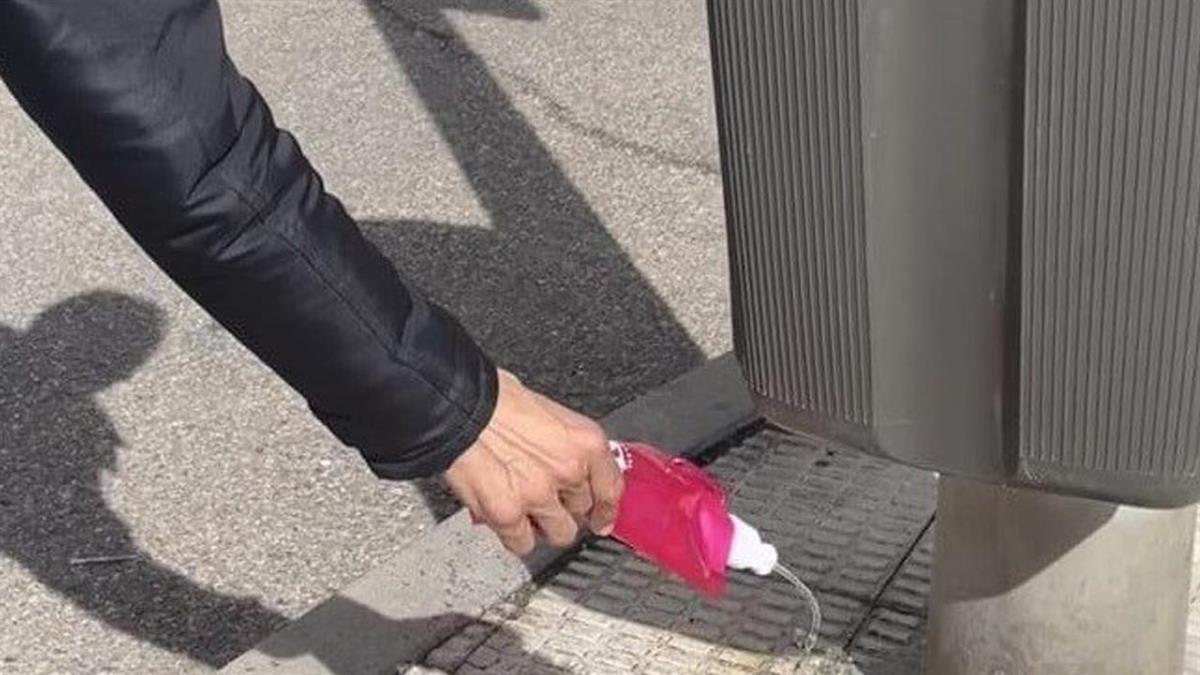 El ayuntamiento ha puesto a disposición de todos los dueños de mascotas censadas en el municipio, botellas plegables para diluir la orina y evitar los malos olores 