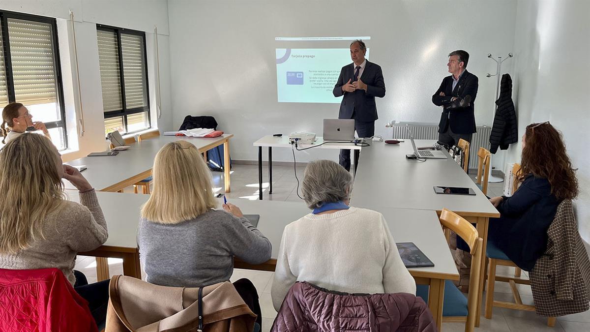 El Ejecutivo autonómico ofrecerá cursos sobre ofimática, teléfonos inteligentes y tabletas, iniciación a la ciberseguridad o uso de la Tarjeta Sanitaria Virtual (TSV) 