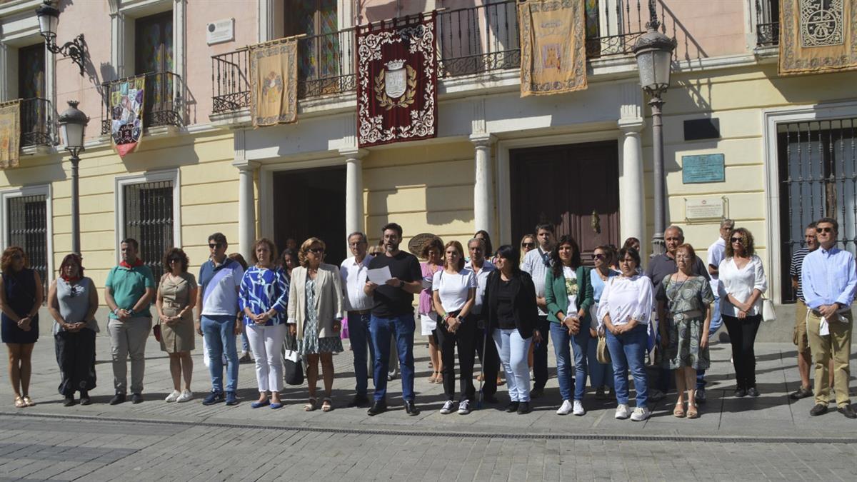 El PSOE denuncia que no fueron convocados al acto y el Gobierno asegura que son ellos los que están "distraídos"