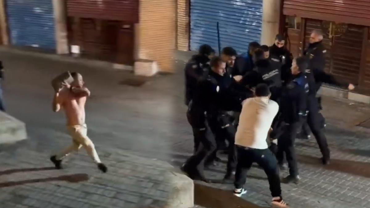 Un hombre lanza un adoquín a los agentes que se encontraban en la puerta del lugar