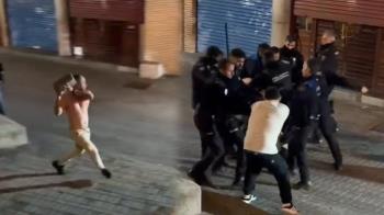 Un hombre lanza un adoquín a los agentes que se encontraban en la puerta del lugar