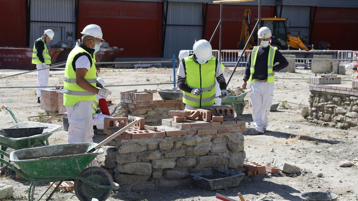 La capital registra 135.564 desempleados, 3.600 menos que hace un año, aunque el paro repunta un 1,2 % respecto a enero, según datos del SEPE analizados por el Ayuntamiento.