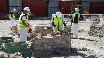 La capital registra 135.564 desempleados, 3.600 menos que hace un año, aunque el paro repunta un 1,2 % respecto a enero, según datos del SEPE analizados por el Ayuntamiento.