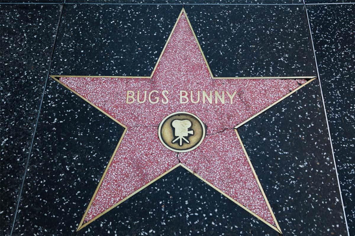 El icónico y desvergonzado conejo de los Looney Tunes celebra su nacimiento con una nueva serie y una colección de sellos
