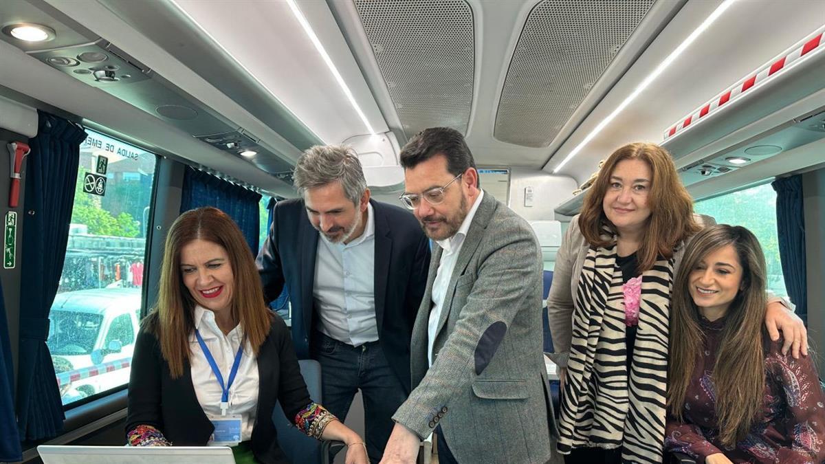 El Área de Economía, Innovación y Hacienda presta este servicio de proximidad a través de la oficina móvil de la Agencia para el Empleo
