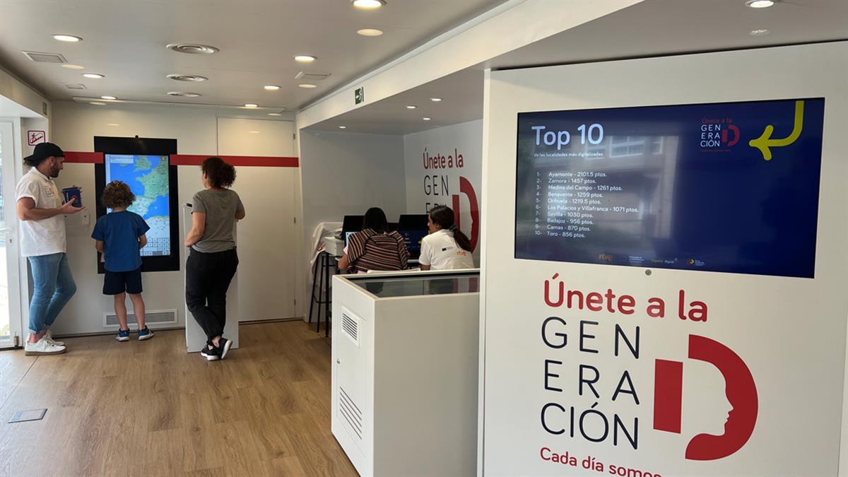 El bus "Generación D" llega a nuestras calles para mejorar las habilidades tecnológicas de los cosladeños