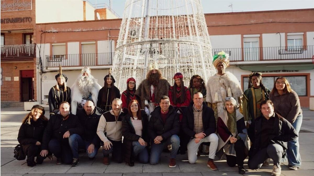 Sus Majestades han iniciado su visita en la residencia Amavir y han recogido las cartas de los niños en el Recinto Ferial