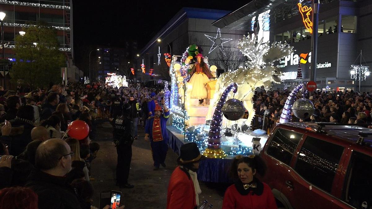 Las entidades ciudadanas y los vecinos y vecinas fuenlabreños reciben a sus Majestades de Oriente en una gran cabalgata que llena las calles de ilusión y magia 